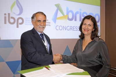Rosangela Nucara e Luiz Fernando Oliveira na assinatura do Acordo de Parceria IBP-ABRISCO