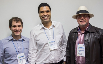 Da esquerda para a direita: Guilherme, Jos&eacute; Mois&eacute;s e Ueldo com o Presidente da ABRISCO Luiz Fernando.
