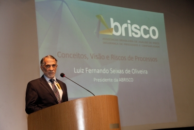 Luiz Fernando em sua apresenta&ccedil;&atilde;o no Semin&aacute;rio